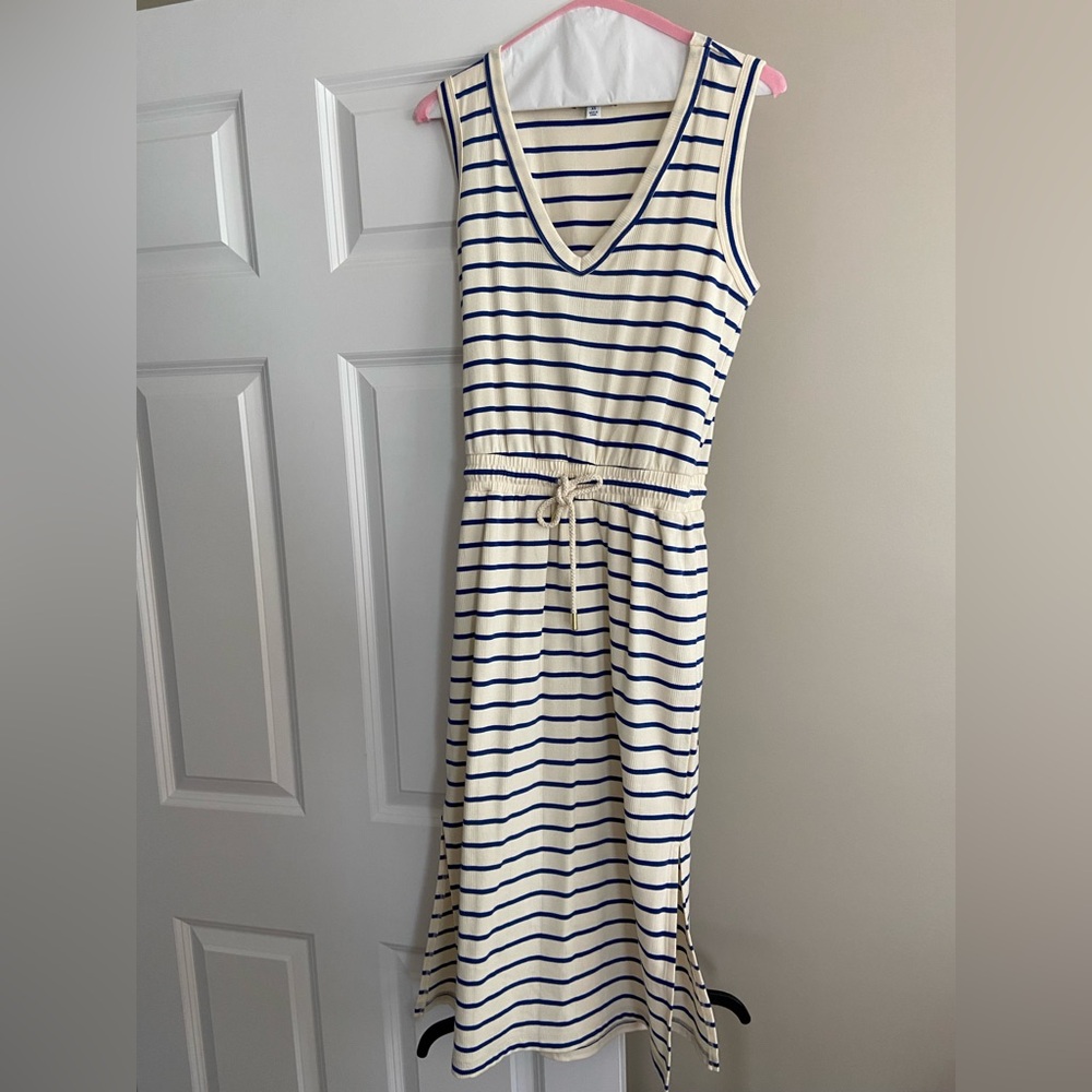 Evereve dress.  Tank top style with slits on side.  Draw string in front.  Xs.